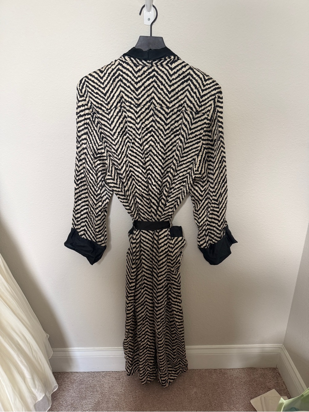 Victorias Secret Vintage Gold Label 100% Silk Robe -Black & Cream Zigzag Zebra - Picture 2 of 3